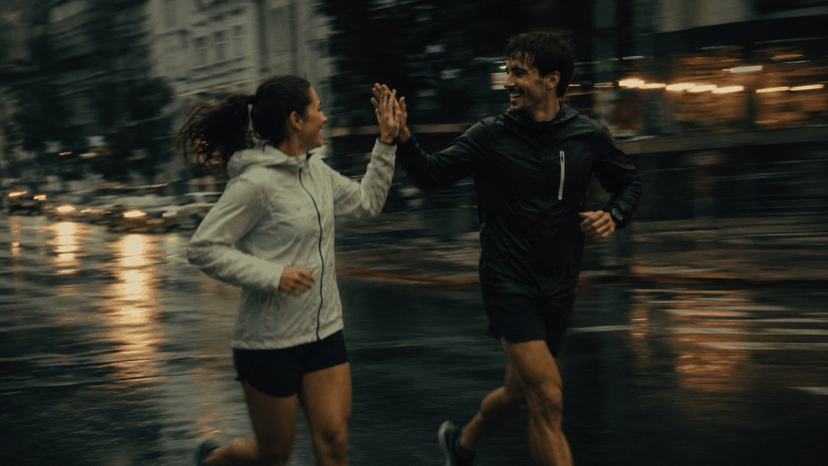 Dois corredores celebrando juntos durante a corrida